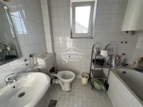 Manje kupatilo sa kadom, umivaonikom i toaletom. - image 16