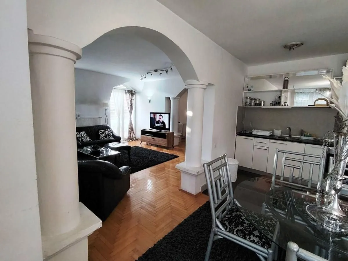 Izdavanje, trosoban stan, 90m², Centar, Niš