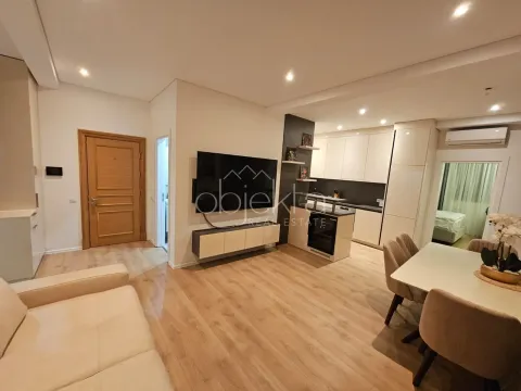 Dnevni boravak sa trpezarijom i kuhinjom u otvorenom planu. - image 6