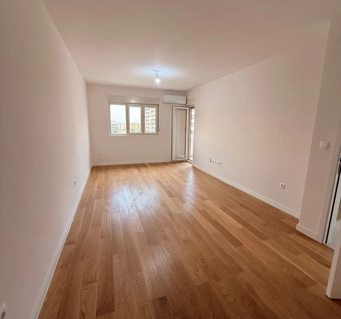 Izdavanje, poslovni prostor, 49m², Central Point, Podgorica