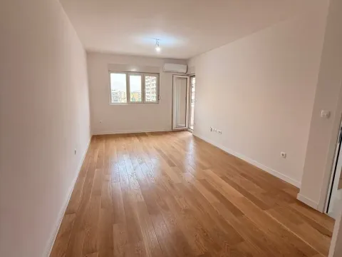 Izdavanje, poslovni prostor, 49m², Central Point, Podgorica - image 9