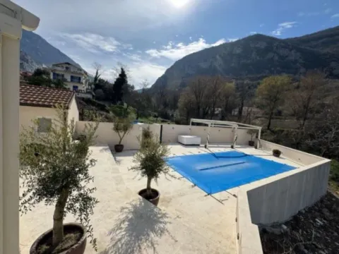 Izdavanje, kuća, 200m², Škaljari, Kotor - image 3