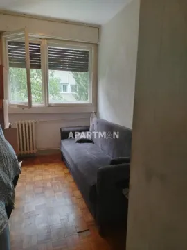 Manja soba sa kaučem i prozorom. - image 13
