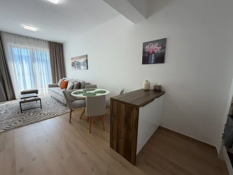 Dnevni boravak sa garniturom, trpezarijskim stolom i izlazom na terasu. - image 17