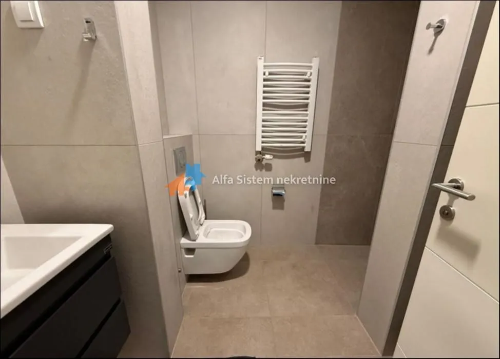 Izdavanje, trosoban stan, 70m², Novi Beograd Blok 65, Novi Beograd Sve Podlokacije