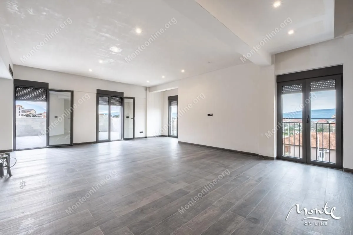Prodaja, trosoban stan, 236m², Tivat, Crna Gora