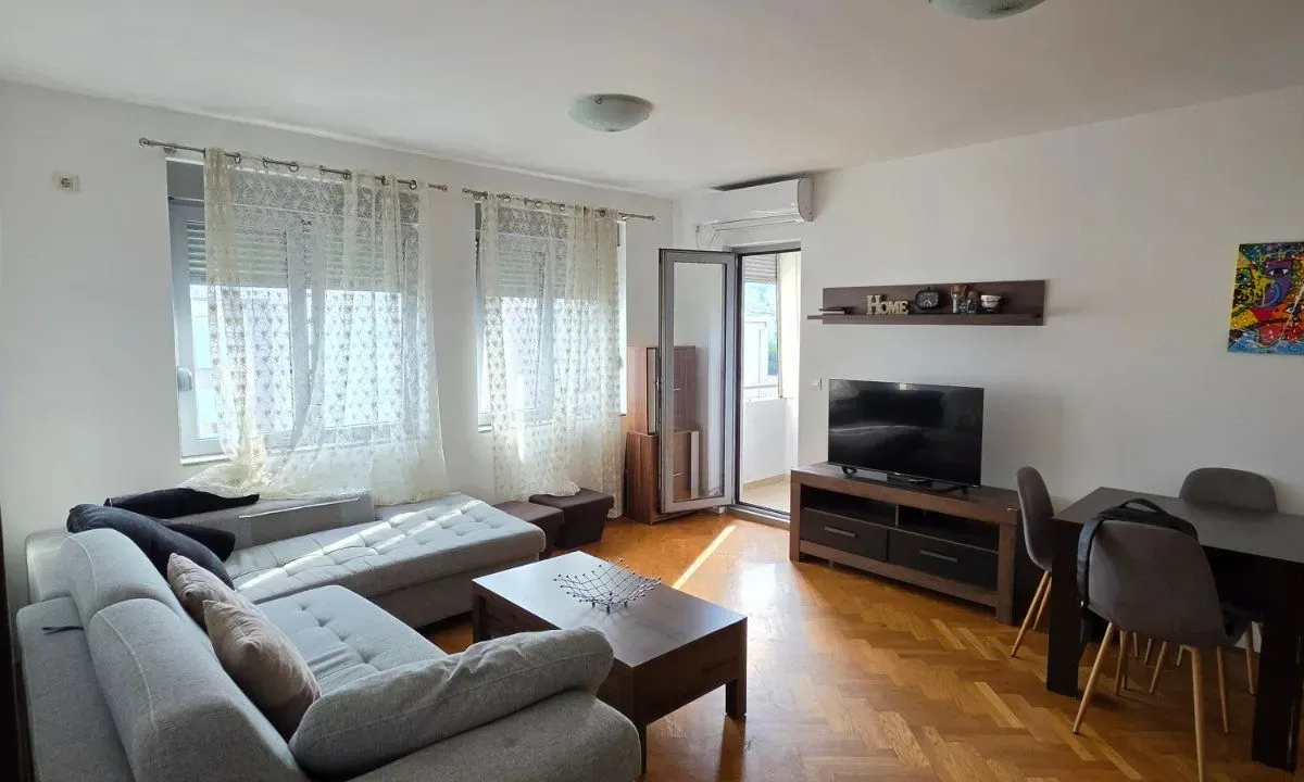 Izdavanje, jednosoban stan, 50m², Blok 9, Podgorica