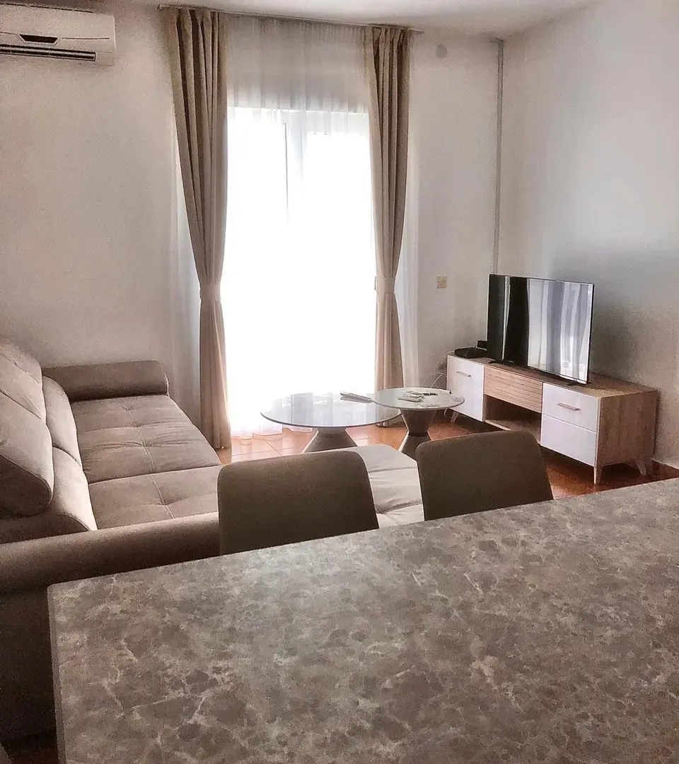 Izdavanje, trosoban stan, 110m², Seoce, Budva