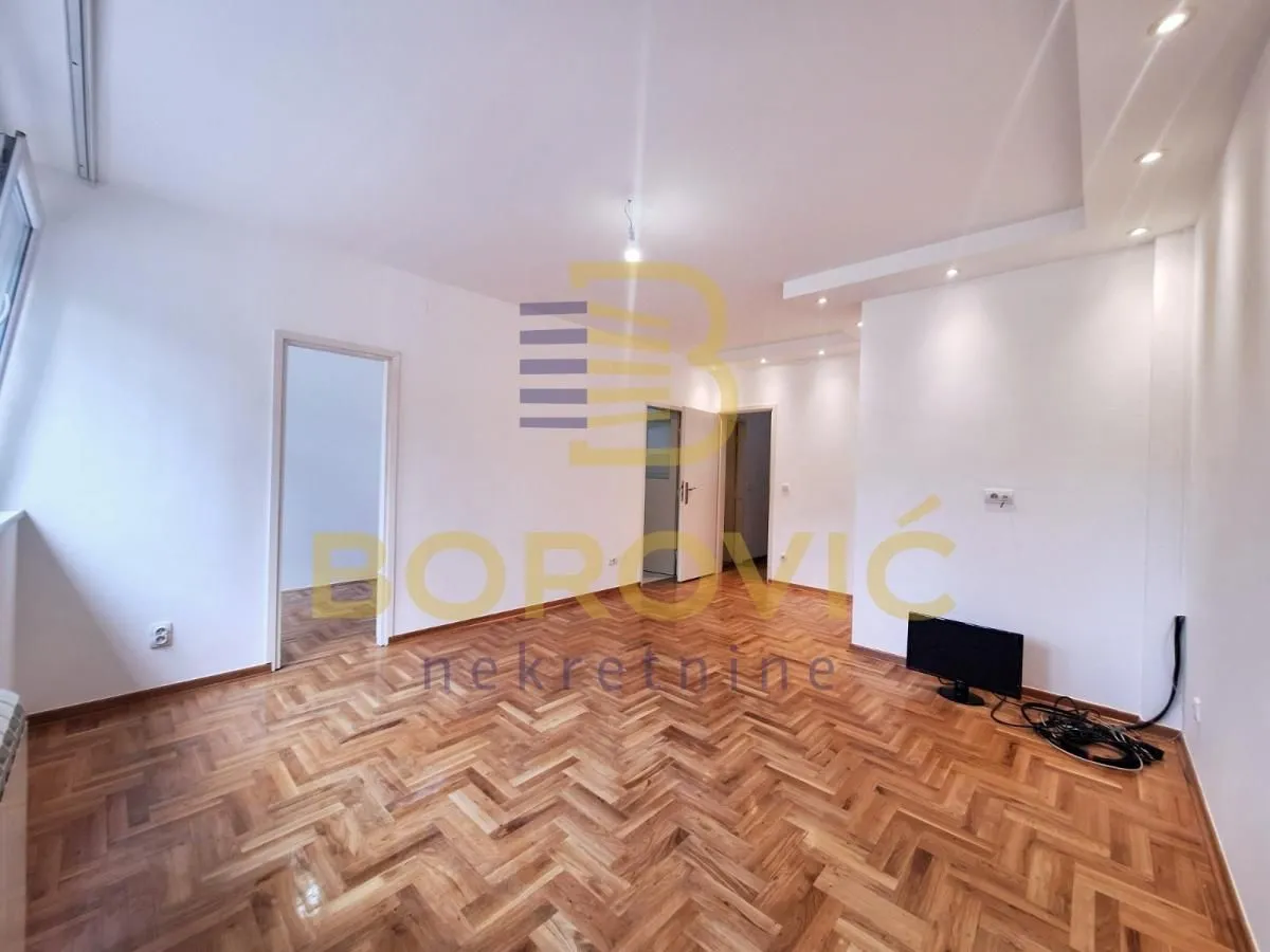 Izdavanje, četvorosoban stan, 65m², Novi Beograd Blok 21, Novi Beograd Sve Podlokacije