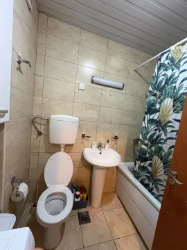 Manje kupatilo sa umivaonikom, WC šoljom i kadom sa zavjesom. - image 2