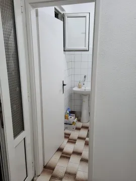 Pogled kroz otvorena vrata na kupatilo sa lavaboom. - image 6