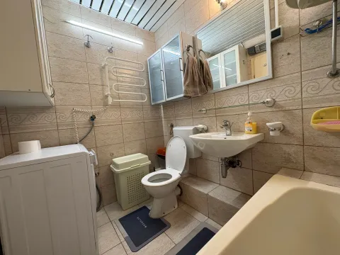 Potpuno opremljeno kupatilo sa sanitarijama, umivaonikom, tuš kadom i mašinom za veš. - image 9