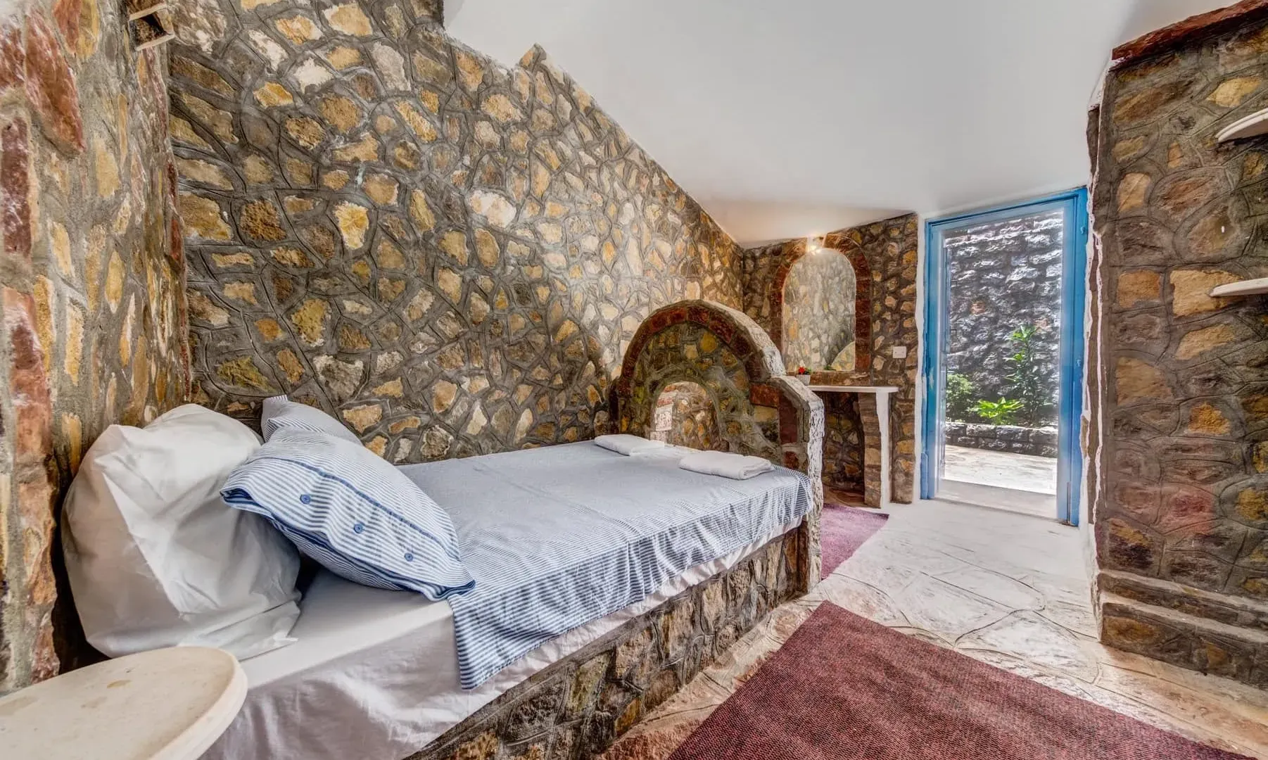 Izdavanje, kuća, 200m², Kotor, Crna Gora