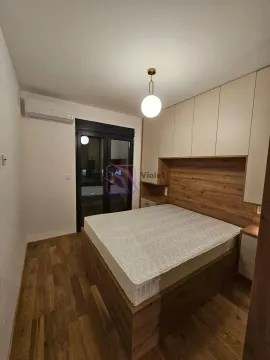 Namještena spavaća soba sa bračnim krevetom, ugradnim plakarima i izlazom na terasu. - image 9