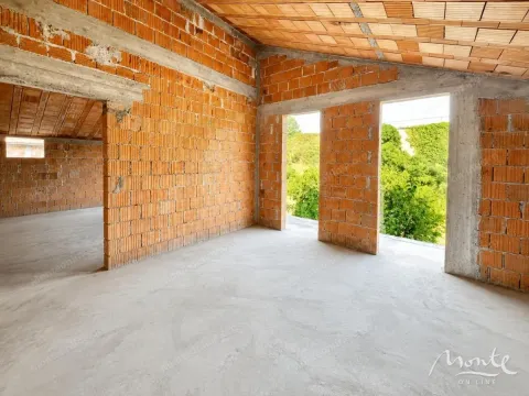 Pogled na nenamještenu prostoriju u sirovom stanju sa otvorenim otvorima i pogledom na zelenilo. - image 27