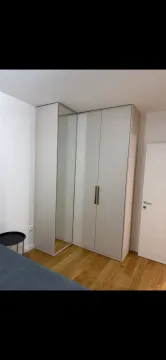 Moderan ugradni garderober sa ogledalom u spavaćoj sobi. - image 5