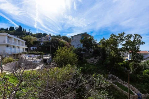 Pogled na višestruke kuće i zeleno okruženje. - image 24