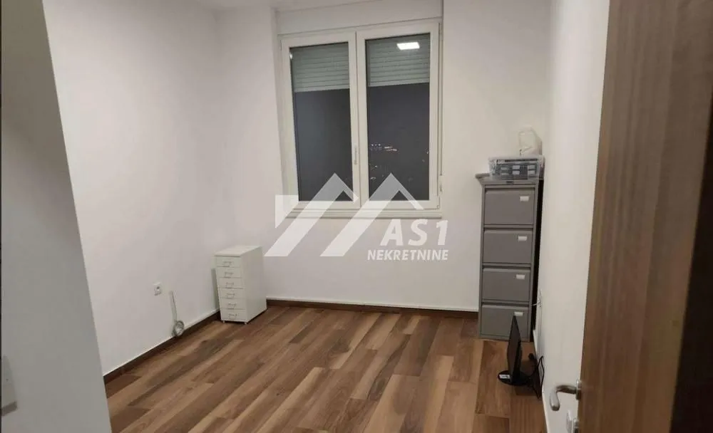 Izdavanje, četvorosoban stan, 100m², Stari grad, Novi Sad