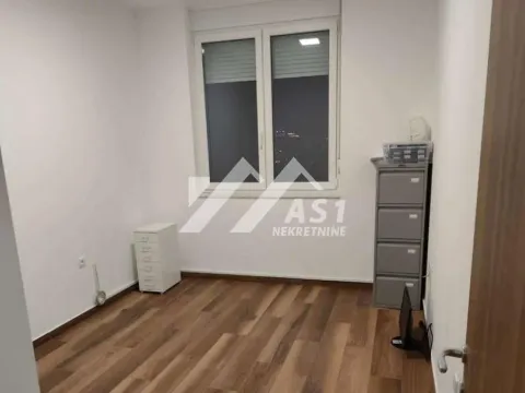 Izdavanje, četvorosoban stan, 100m², Stari grad, Novi Sad - image 5