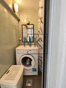 Manje kupatilo sa veš mašinom, ogledalom i tuš kabinom. - image 4