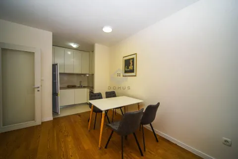 Trpezarija sa stolom i četiri stolice u sklopu dnevnog boravka i kuhinje. - image 4