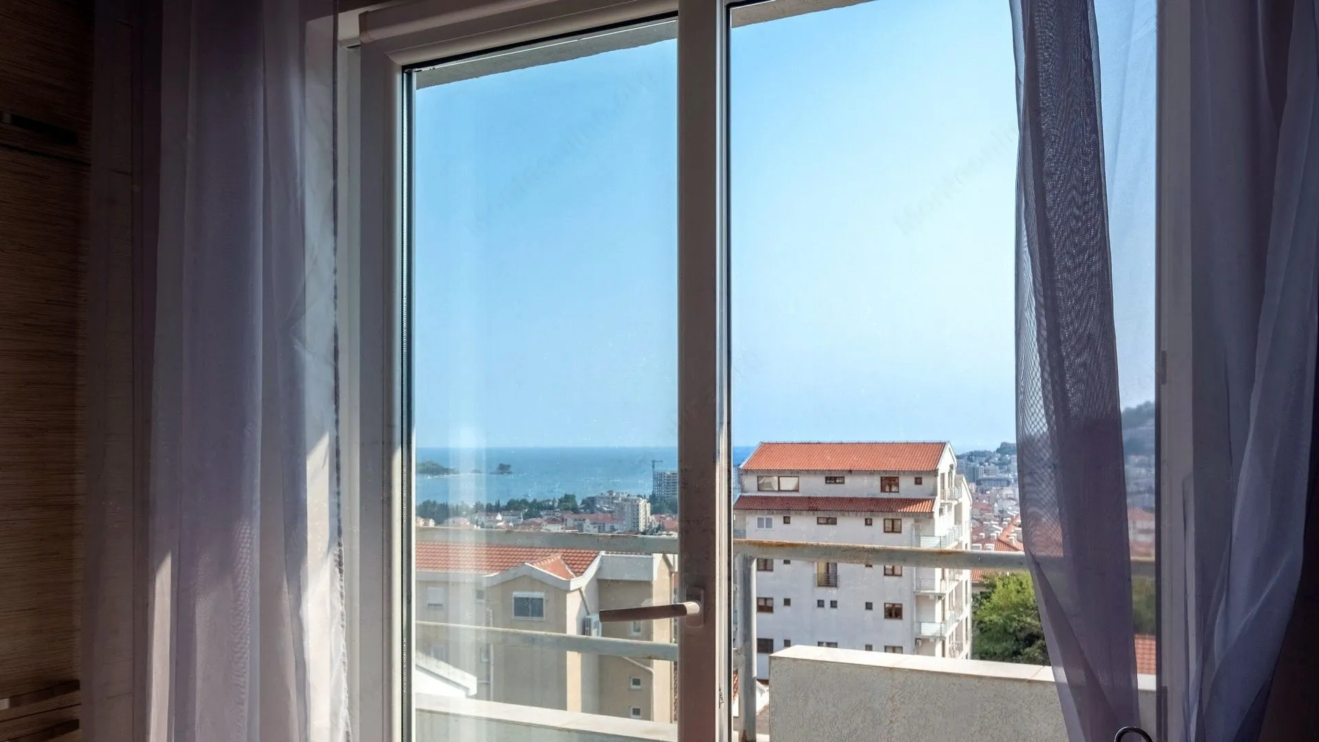 Pogled na more kroz prozor i sa balkona.