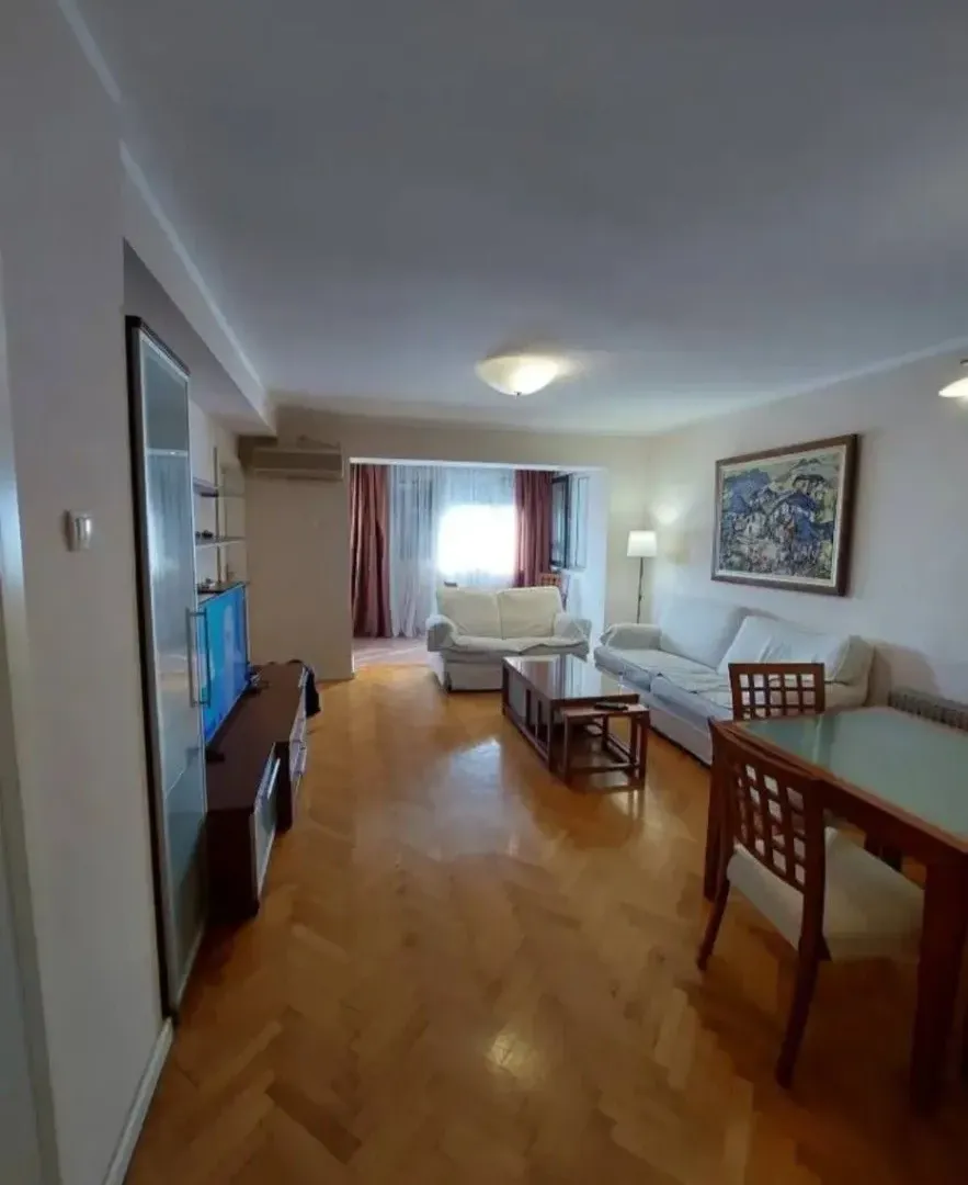 Izdavanje, trosoban stan, 70m², Pejton, Podgorica