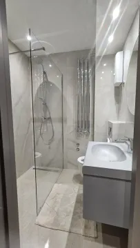 Moderno opremljeno kupatilo sa tuš kabinom i umivaonikom. - image 12