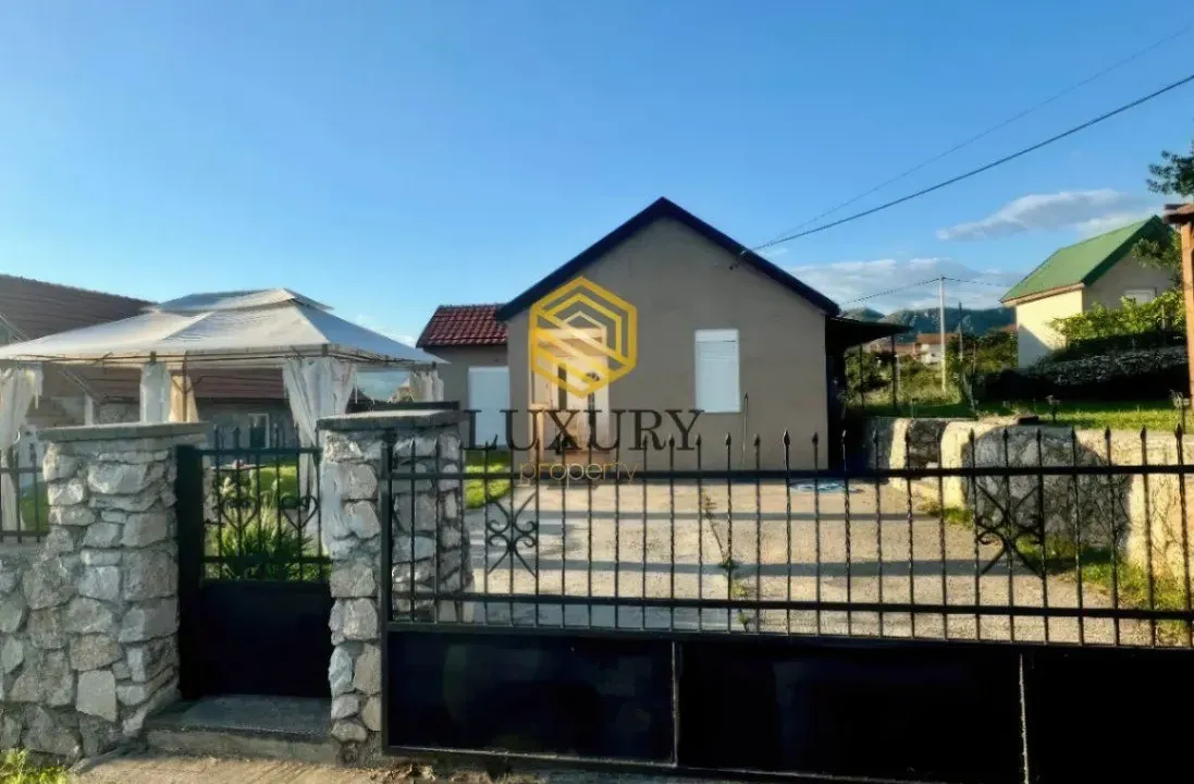 Izdavanje, kuća, 100m², Kakaricka Gora, Podgorica