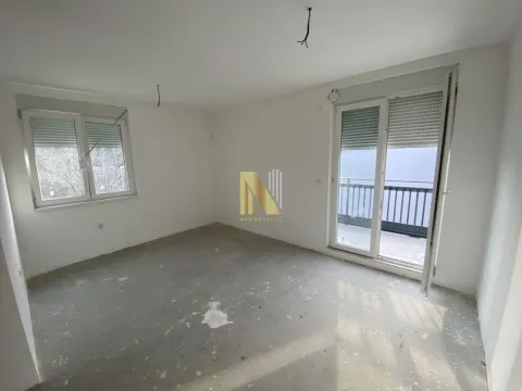 Prazna prostorija u izgradnji sa balkonskim vratima i prozorom. - image 2