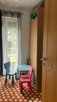 Dječja soba sa ormarom, radnim stolom i stolicama. - image 7