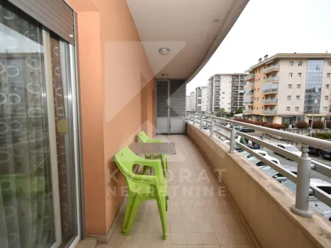 Dugi balkon sa garniturom za sjedenje i pogledom na naselje. - image 16