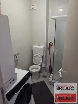 Kupatilo sa toaletom, tuš kabinom i veš mašinom. - image 4