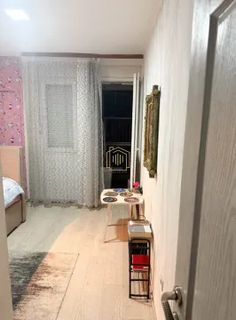 Manja spavaća soba sa krevetom, radnim stolom i izlazom na terasu. - image 14