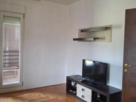 Prodaja, jednosoban stan, 48m², Stari Aerodrom, Podgorica - image 2