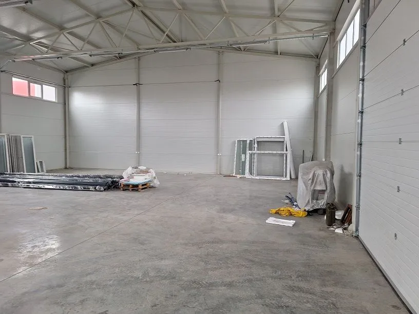 Izdavanje, poslovni prostor, 300m², Zrenjanin, Srbija