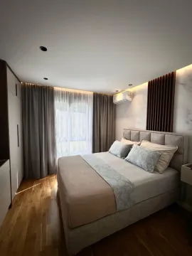 Moderna spavaća soba sa bračnim krevetom, ugradnim plakarom i drvenim podom. - image 4