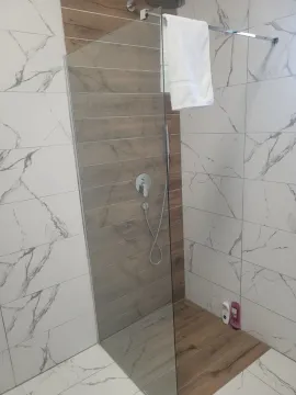 Moderno kupatilo sa tuš kabinom i mermernim pločicama. - image 6