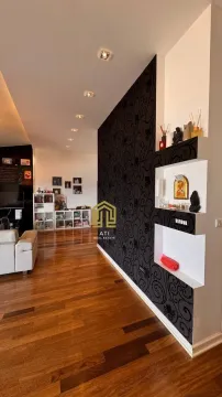 Dnevni boravak sa drvenim podom i dekorativnim zidom. - image 5