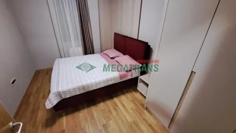 Nameštena spavaća soba sa bračnim krevetom i ormarom. - image 12