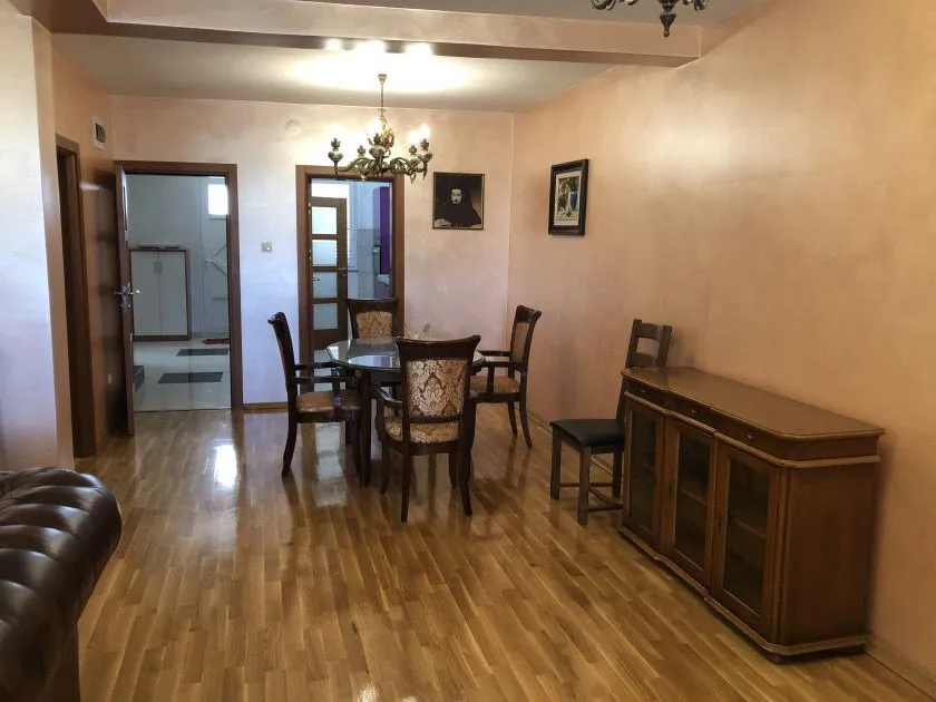 Izdavanje, kuća, 220m², Stari Aerodrom, Podgorica