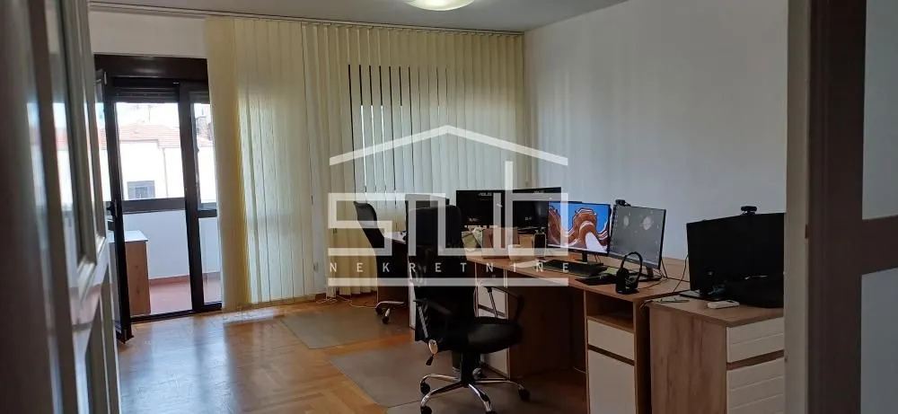 Izdavanje, četvorosoban stan, 204m², Vračar Sve Podlokacije, Beograd