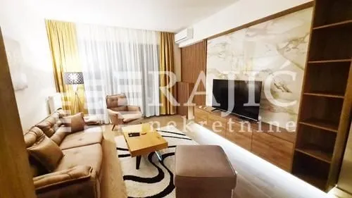 Izdavanje, trosoban stan, 81m², Savski Venac, Beograd