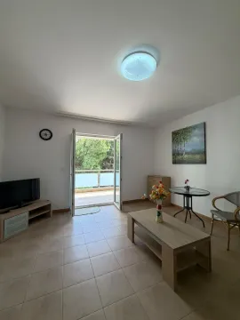 Dnevna soba sa garniturom i izlazom na terasu. - image 3