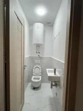 Manje kupatilo sa WC šoljom, umivaonikom i bojlerom. - image 13