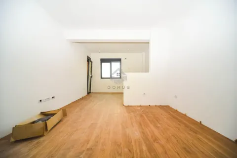 Prazna neopremljena prostorija sa drvenim podom i bijelim zidovima. - image 5