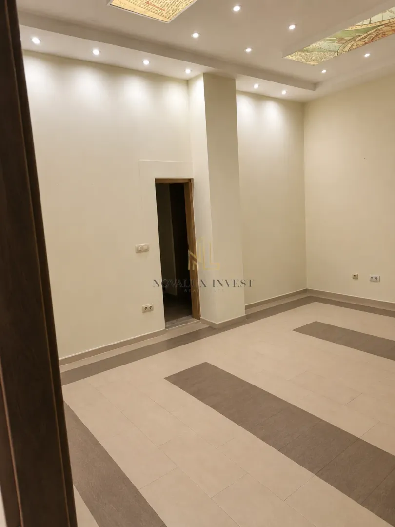 Rent, office space, 65m², Centar, Tivat