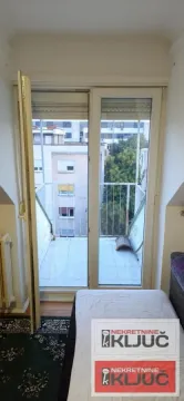 Balkonska vrata sa izlazom na terasu iz sobe. - image 6