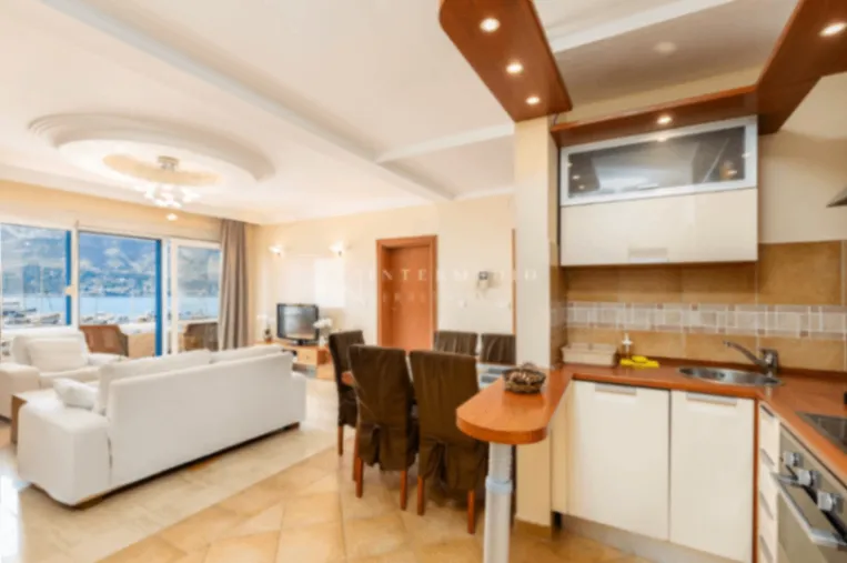 Izdavanje, jednosoban stan, 92m², Centar, Herceg Novi