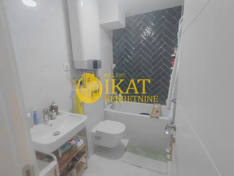 Manje kupatilo sa kadom, umivaonikom i wc šoljom. - image 10